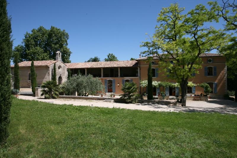 Castle of Provence of the 17th century with architecture elements of great quality and numerous outbuildings
